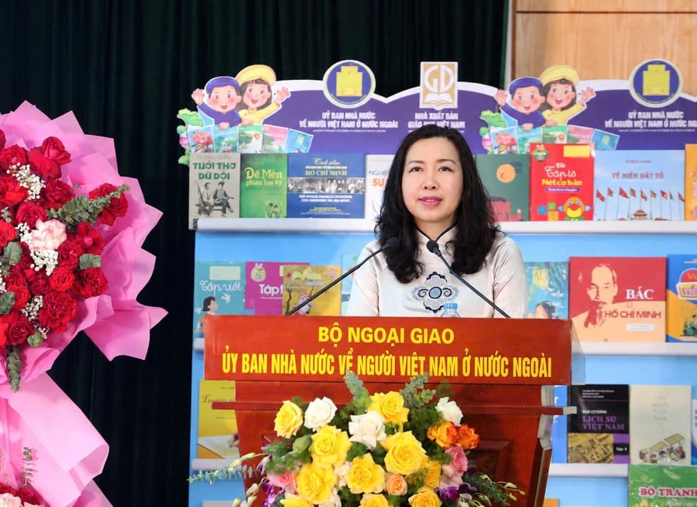 Thứ trưởng Bộ Ngoại giao Lê Thị Thu Hằng phát biểu tại Lễ Khai giảng. Ảnh: Thành Long