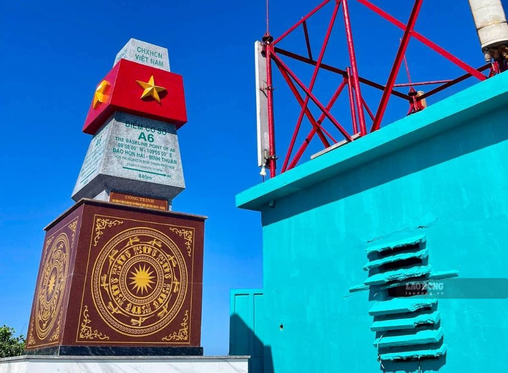Cột mốc đường cơ sở A6 trên đảo Hòn Hải. Ảnh: Duy Tuấn