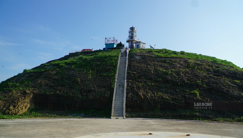 Lối lên hải đăng Hòn Hải. Ảnh: Duy Tuấn