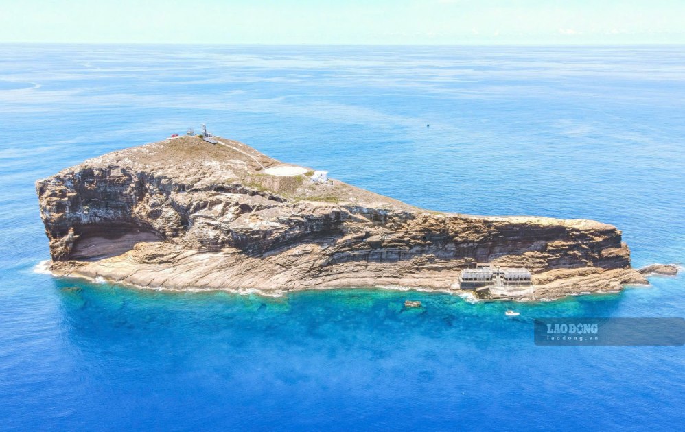 The shape from afar of Hon Hai island looks like a comet, located in the sea area of Phu Quy special zone (Lam Dong province). Photo: Duy Tuan