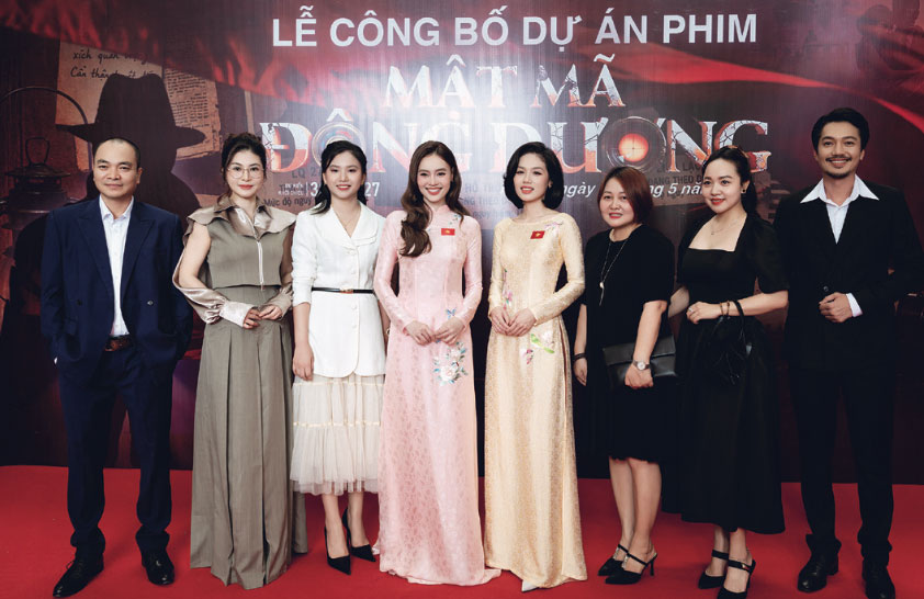 Ms. Trang Luu (3rd from the left) with the cast participating in the movie project "Indus Asia Code". Photo: Character provided.