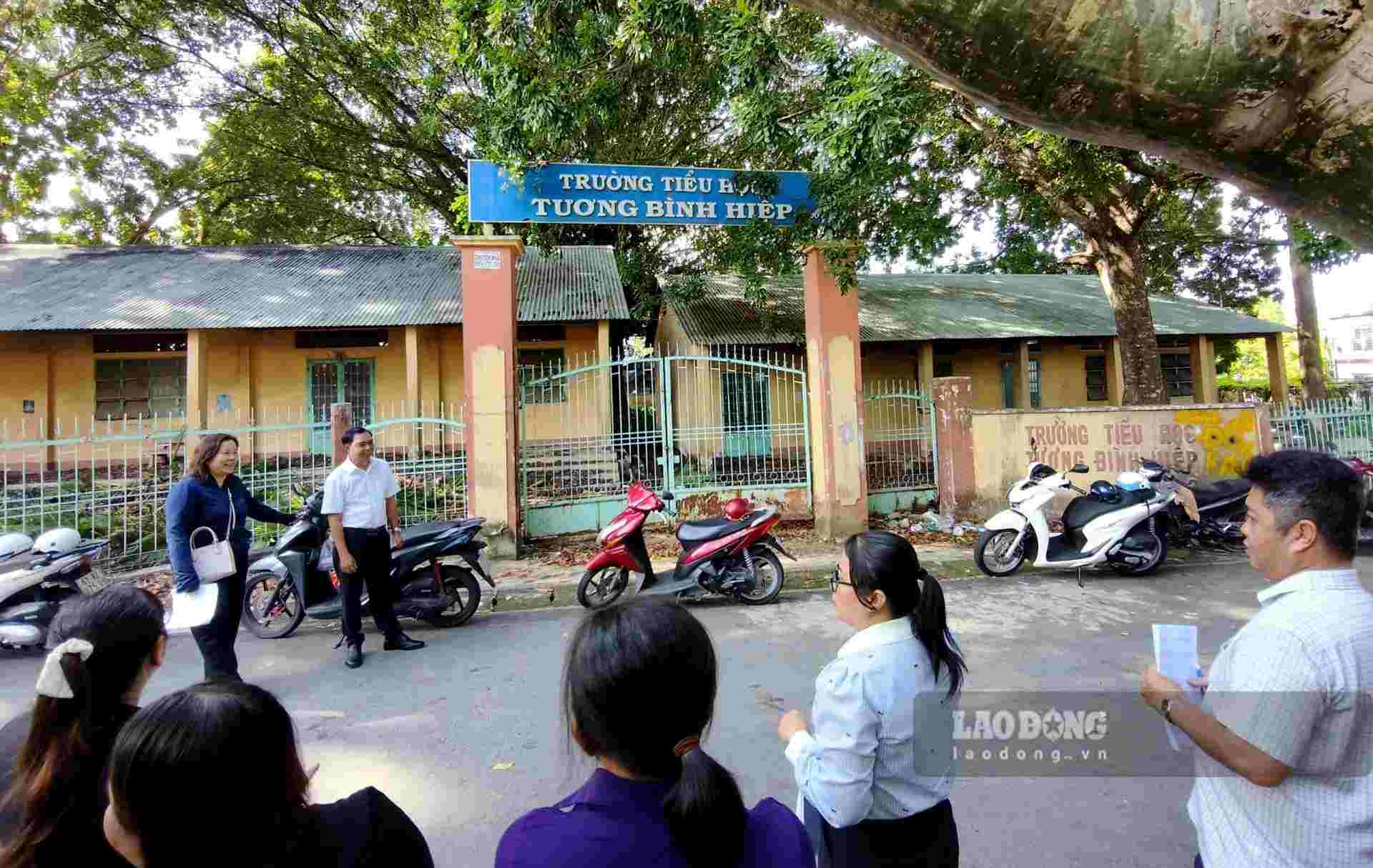 Two old abandoned headquarters in Chanh Hiep ward are proposed to be parked. Photo: Dinh Trong