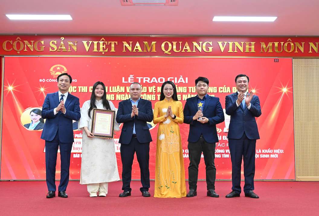 Nhóm tác giải đạt Đặc biệt với tác phẩm “Văn hóa công vụ không phải là khẩu hiệu. Ảnh: BCT