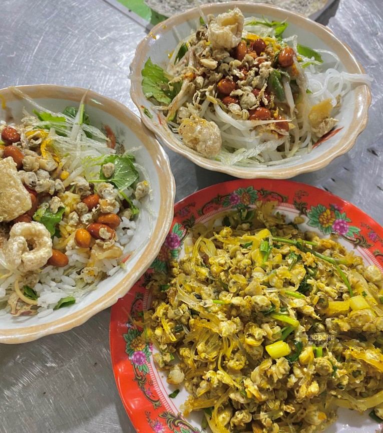 Cơm hến là là ăn dân giã được nhiều du khách yêu thích. Ảnh: Linh Boo