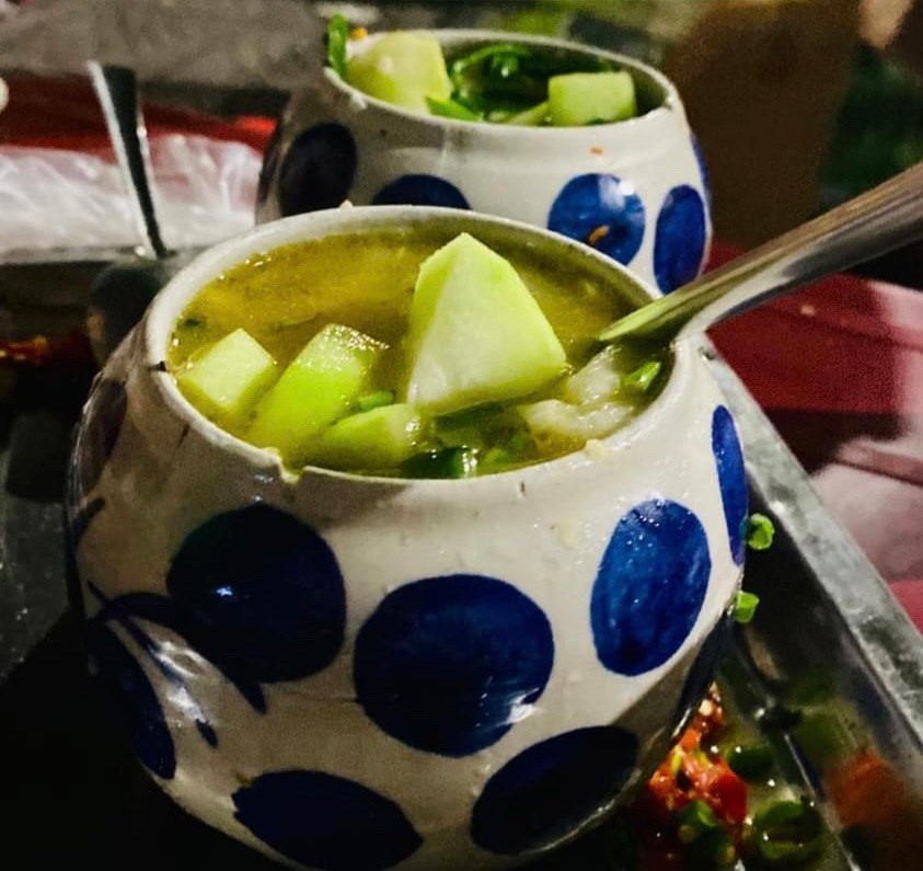 Trứng vịt lộn um bầu được đựng trong thố sành. Ảnh: Linh Boo