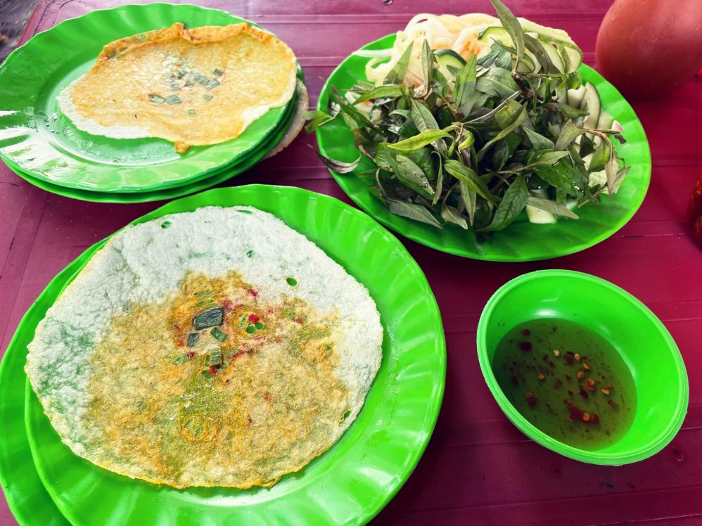 Bánh ép ngày nay được biến tấu với nhiều nhân ăn kèm như tôm, thịt, xúc xích, pate... Ảnh: Mai Anh