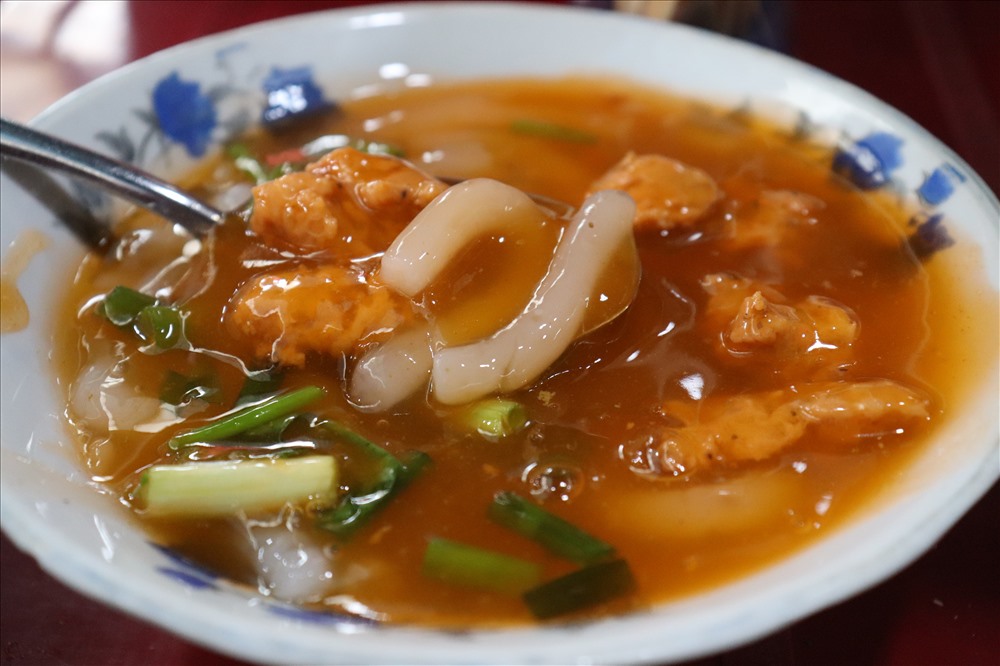 Một tô bánh canh Nam Phổ có màu nước dùng đỏ gạch. Ảnh: Thùy Dung