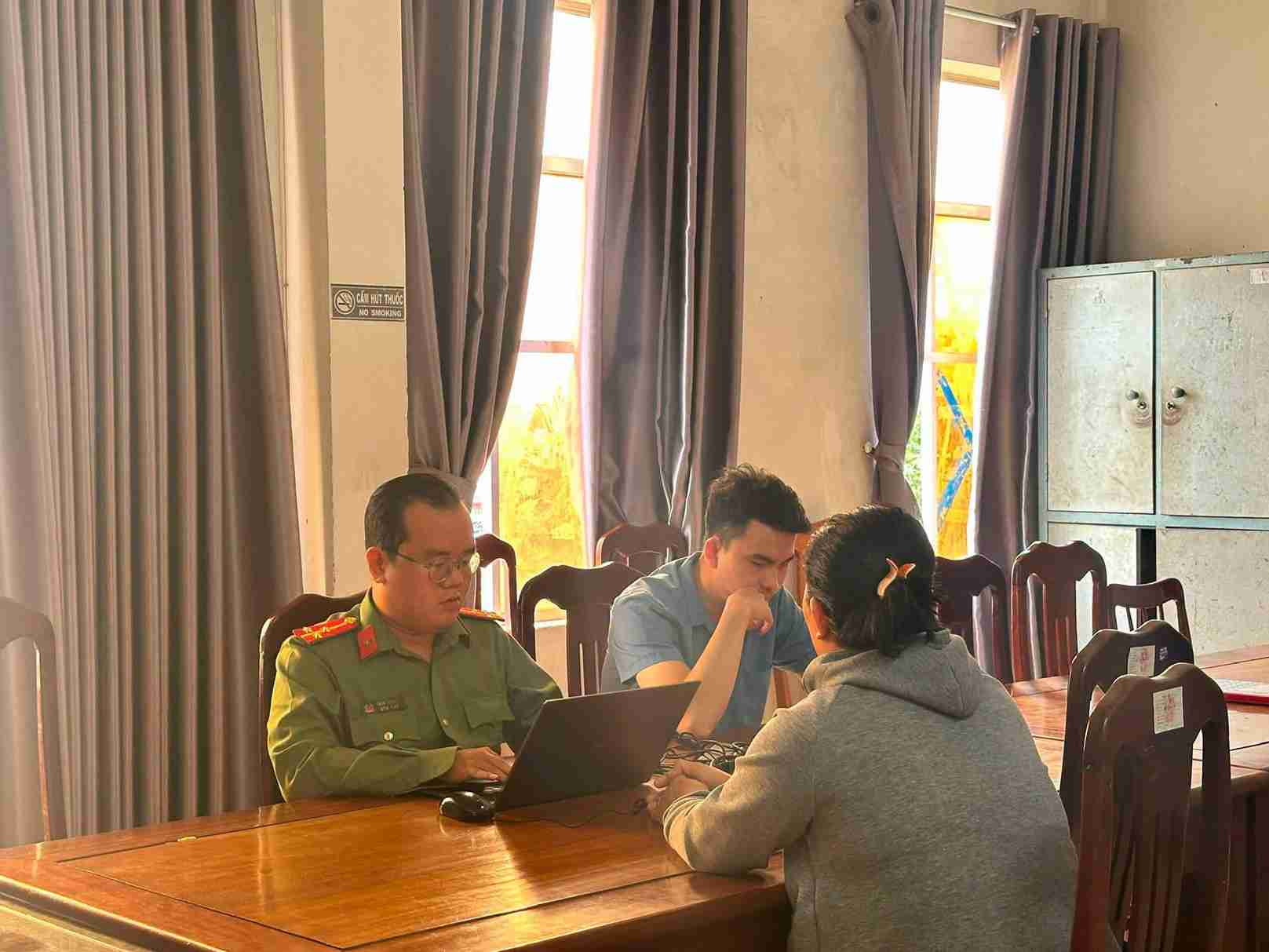 Bà V.T.N.O bị công an mời làm việc sau khi đăng tải một bài viết có nội dung sai sự thật, ảnh hưởng đến danh dự, nhân phẩm người khác. Ảnh: Công an Đắk Lắk cung cấp