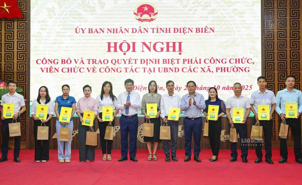 Các cán bộ được điều động, tăng cường về xã trong năm 2025. Ảnh: Thanh Bình