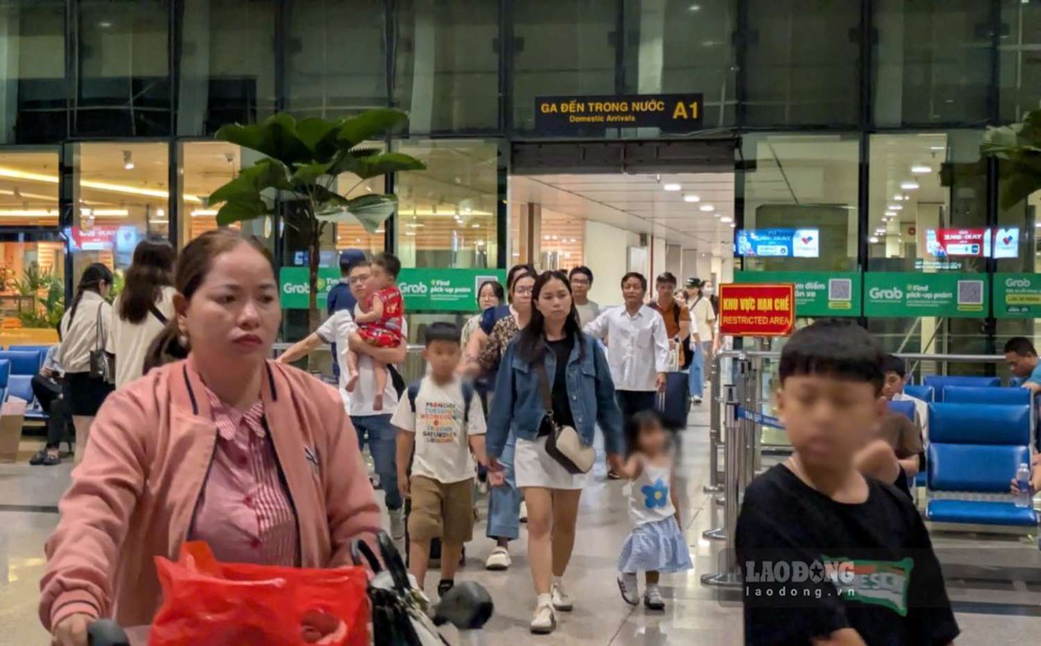The T1 Tan Son Nhat arrival terminal area was crowded with passengers on the evening of August 11, after take-off and landing operations were interrupted. Photo: Thai Bao