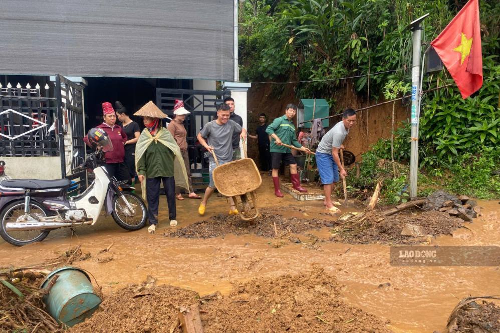 ソンラ省ムオイノイコミューンの住民が豪雨後の被害を復旧。写真:チュオン・ソン