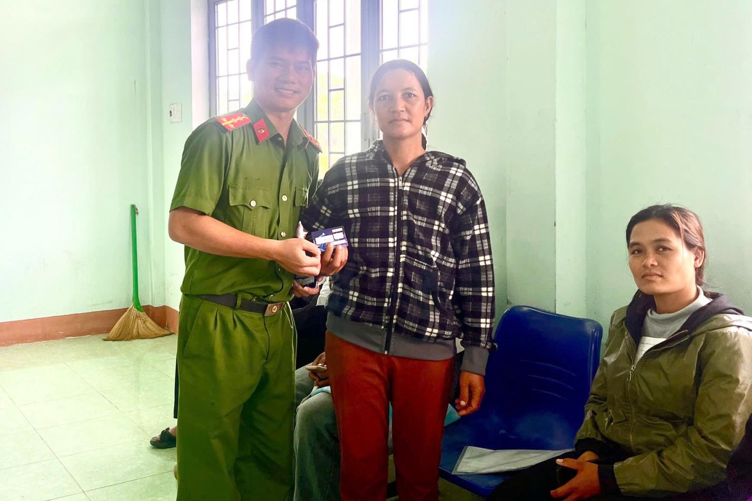 People in Ya Ma commune (Gia Lai) are given SIM cards and supported to activate electronic identification accounts. Photo: Gia Lai Provincial Police