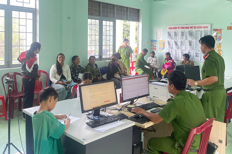 Công an xã Yama quyết liệt thực hiện cao điểm 40 ngày đêm hoàn thành chỉ tiêu cấp căn cước, thu nhận và kích hoạt tài khoản định danh điện tử do Công an tỉnh Gia Lai phát động. Ảnh: Cổng TTĐT Công an tỉnh Gia Lai