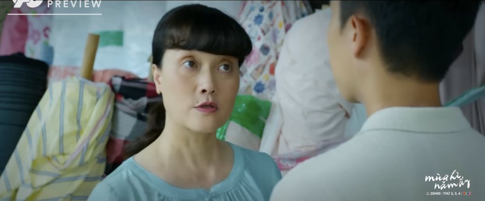Khánh thuyết phục mẹ Phương đến nhà mình vay tiền. Ảnh: VFC 