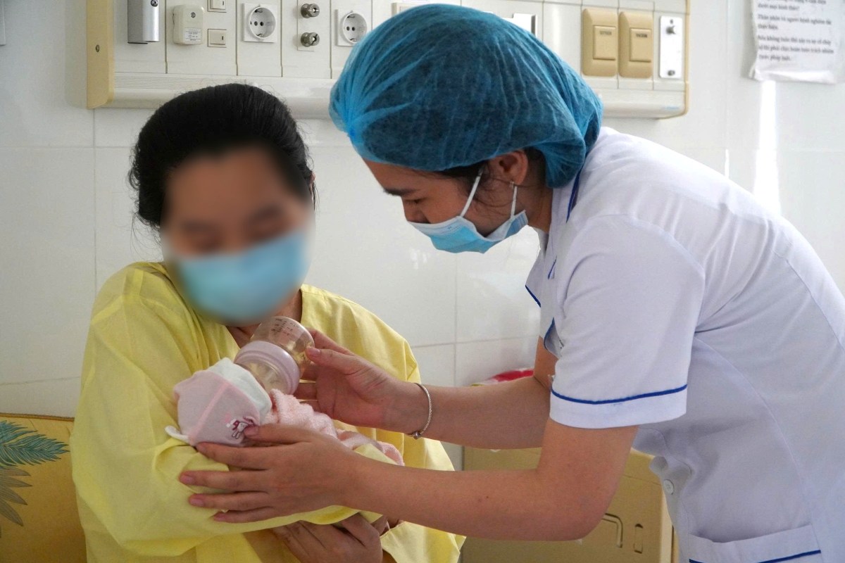 The premature baby girl has returned to her parents' arms after 21 days of treatment. Photo: Provided by Vung Tau General Hospital