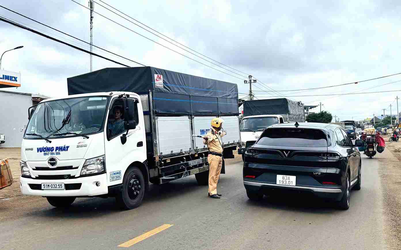 La policía de la provincia de Đắk Lắk desplegará cientos de turnos de policía de tráfico en lugares clave para regular el tráfico durante el Festival del Durián. Foto: Policía de Đắk Lắk proporcionada
