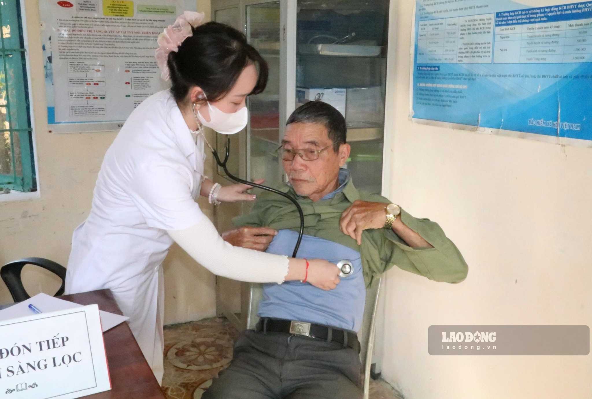 Người dân khám sức khỏe tại Trạm Y tế xã Hải Tiến, tỉnh Ninh Bình. Ảnh: Nguyễn Trường