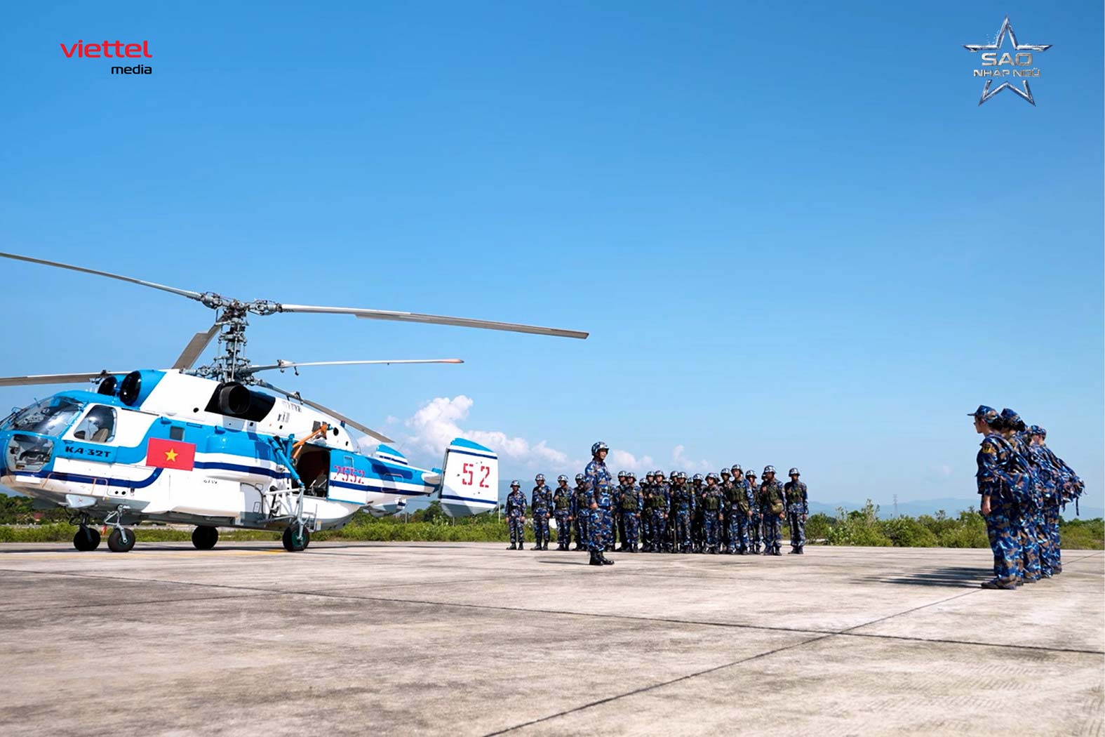 Sao Nhập Ngũ 2026 hoàng tráng với sự xuất hiện của nhiều khí tài khủng như trực thăng, xe tăng lội nước, tàu chiến... Ảnh: Viettel