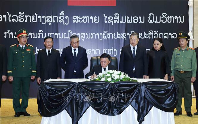 Politburo Member, Standing Secretary of the Secretariat Tran Cam Tu records in the mourning book Politburo Member, Chairman of the Lao National Assembly Saysomphone Phomvihane. Photo: VNA