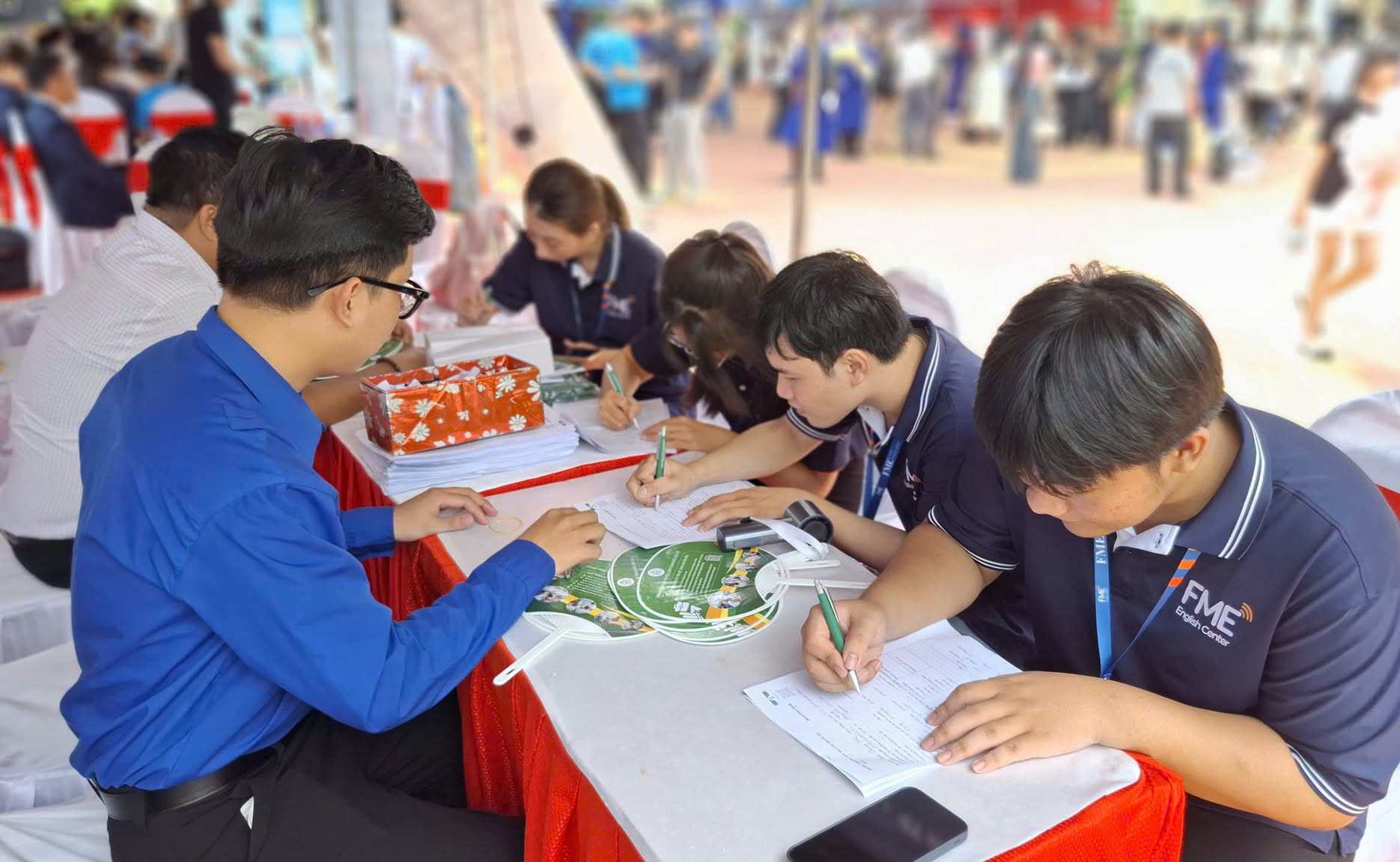 Students and workers in Can Tho receive job and career counseling. Photo: Can Tho City Employment Service Center