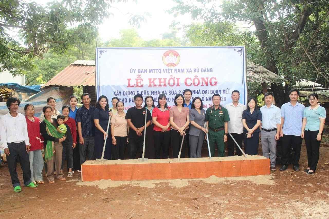 Commencement of construction of 8 Great Solidarity houses in Bu Dang commune. Photo: Vietnam Fatherland Front Committee of Bu Dang commune