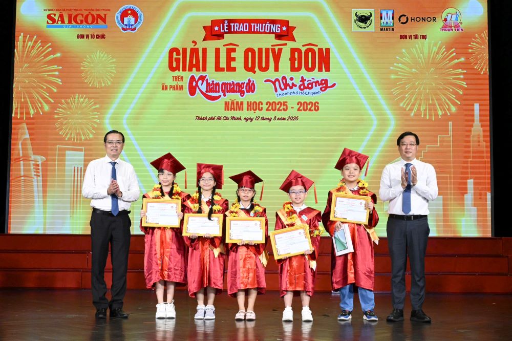 Standing Deputy Secretary of the Ho Chi Minh City Party Committee Le Quoc Phong (right) and General Director of the Ho Chi Minh City Newspaper and Radio - Television Authority Le Van Minh award prizes to the valedictorians of the Le Quy Don award. Photo: Organizing Committee