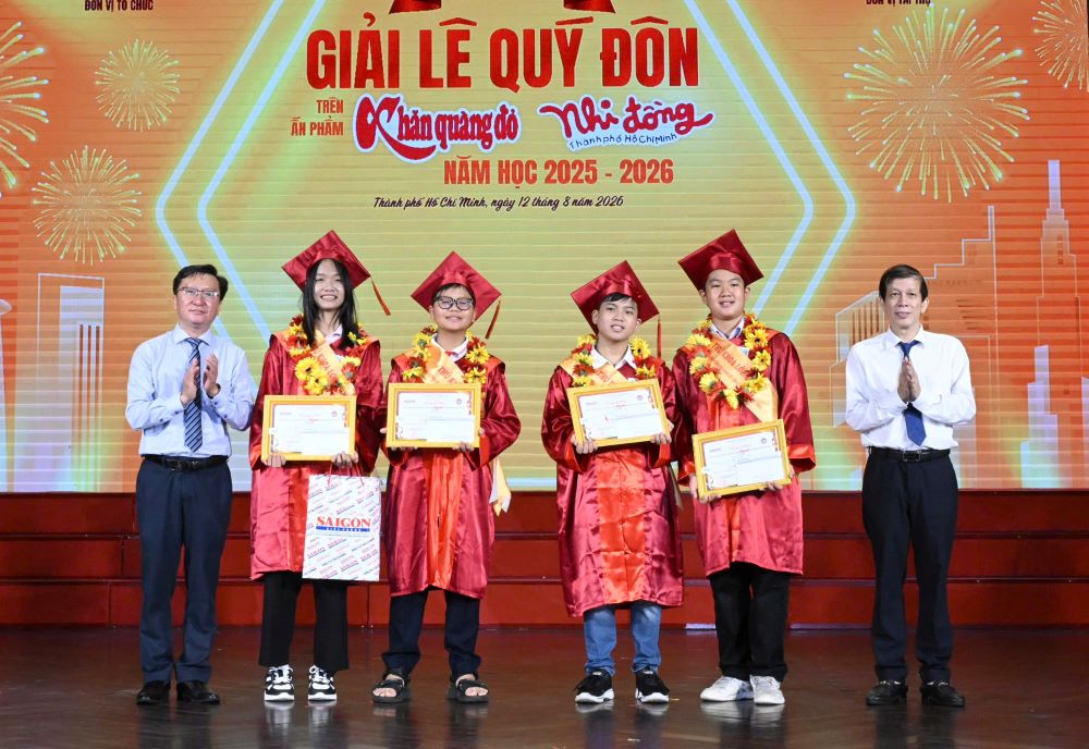 Nhà báo Nguyễn Khắc Văn, Tổng biên tập Báo Sài Gòn Giải Phóng (phải) và ông Nguyễn Bảo Quốc, Phó giám đốc Sở GDĐT TPHCM trao thưởng cho các thí sinh. Ảnh: Ban tổ chức