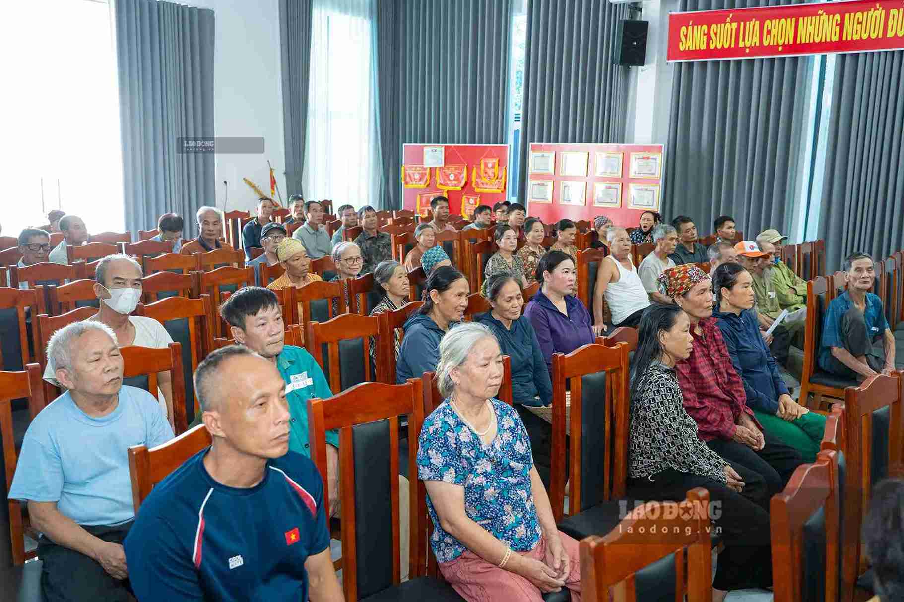 People attending the conference to publicize the compensation and support plan to serve site clearance for the Ring Road 4 project in Hoan Long commune. Photo: Mai Huong
