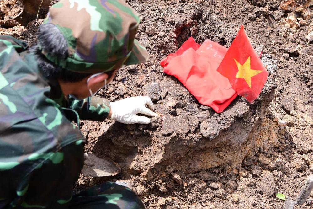 Lực lượng chức năng tìm kiếm, quy tập hài cốt liệt sĩ tại Khu B, Công viên Lê Thị Riêng. Ảnh: Bộ Tư lệnh TPHCM
