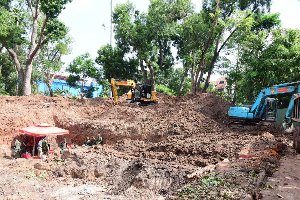 Máy móc được huy động phục vụ đào, vận chuyển đất tại khu vực tìm kiếm. Ảnh: Bộ Tư lệnh TPHCM