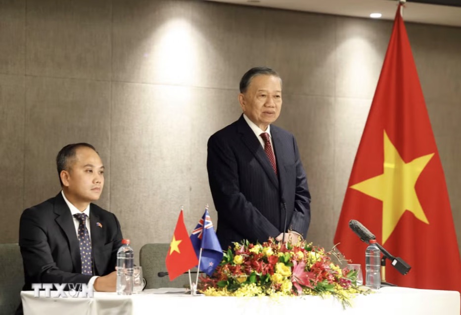 General Secretary and President To Lam meets with officials and staff of the Vietnamese Embassy, the Vietnamese community in New Zealand and the South Pacific island nation. Photo: VNA