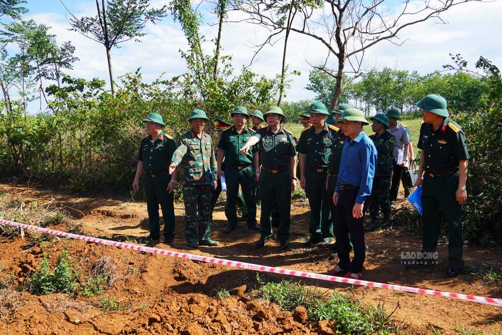 The working delegation of Military Region 4 is present in the Con Tien area to inspect the site of the search for martyrs' remains. Photo: Hung Tho