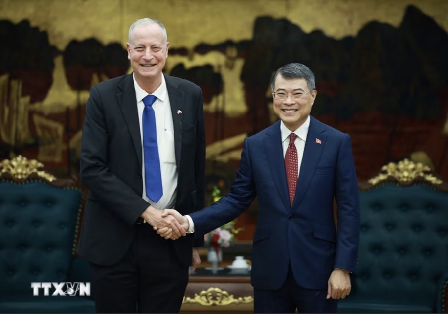 Politburo Member, Prime Minister Le Minh Hung receives Israeli Ambassador to Vietnam Yaron Mayer to say goodbye on the occasion of the end of his term of office in Vietnam. Photo: VNA