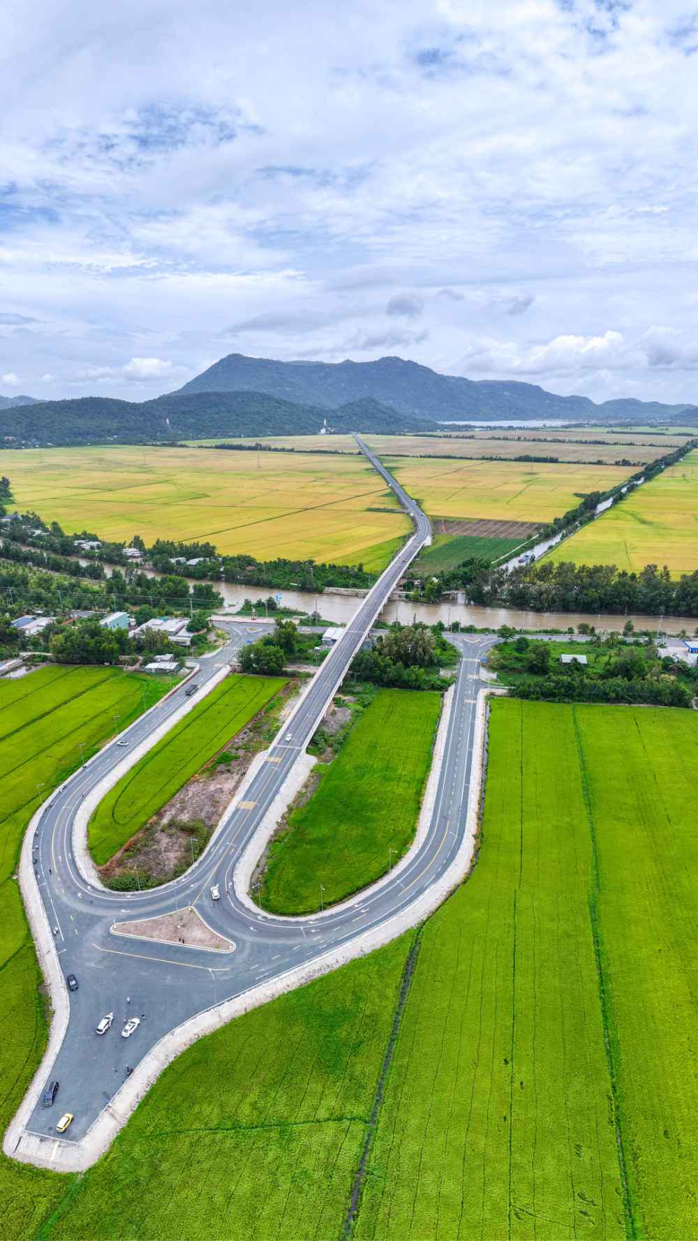 Tuyến tránh Tri Tôn có cảnh sắc thiên nhiên hài hòa với cung đường bao quanh bởi những cánh đồng lúa. Ảnh: Phương Vũ