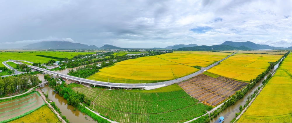 Tuyến tránh Tri Tôn đang trở thành điểm check-in cuốn hút nhiều người tìm đến thời gian gần đây. Ảnh: Phương Vũ