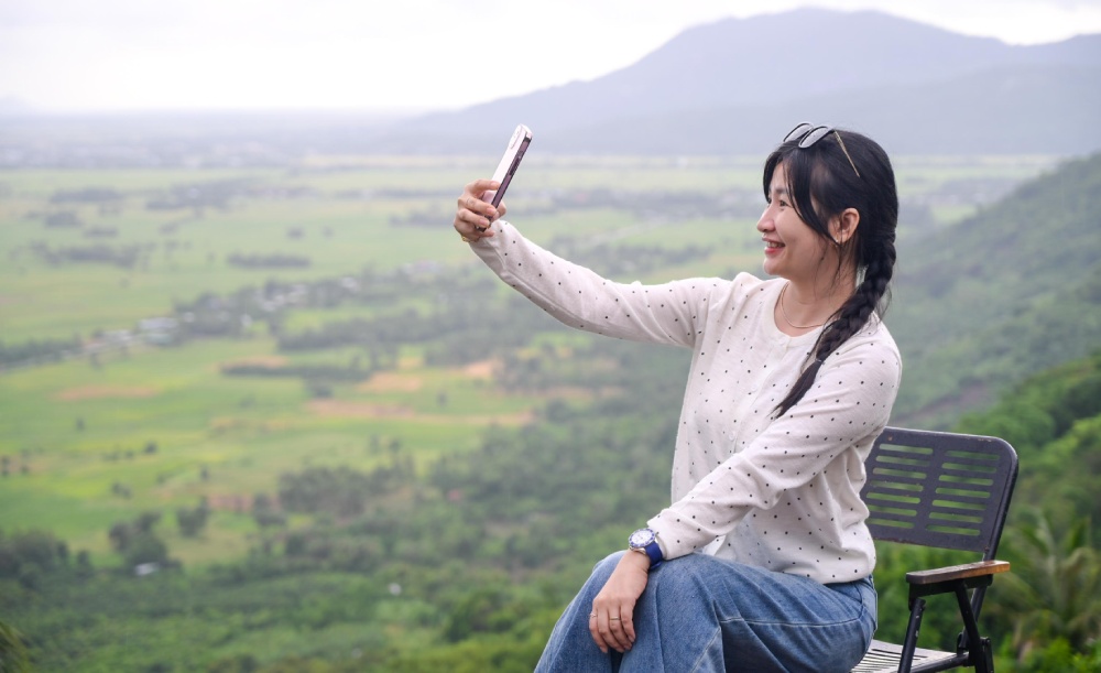 Tourists come to visit and check-in for the majestic mountain scenery in An Giang. Photo: Phuong Vu