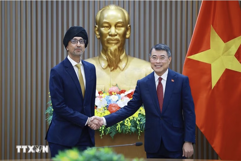 Politburo member, Prime Minister Le Minh Hung received Singapore Ambassador to Vietnam Rajpal Singh. Photo: TTXVN