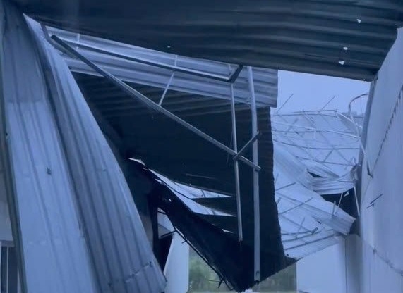 Tornadoes blow up corrugated iron roofs at Bau Bang Regional Medical Center. Photo: Reader provided