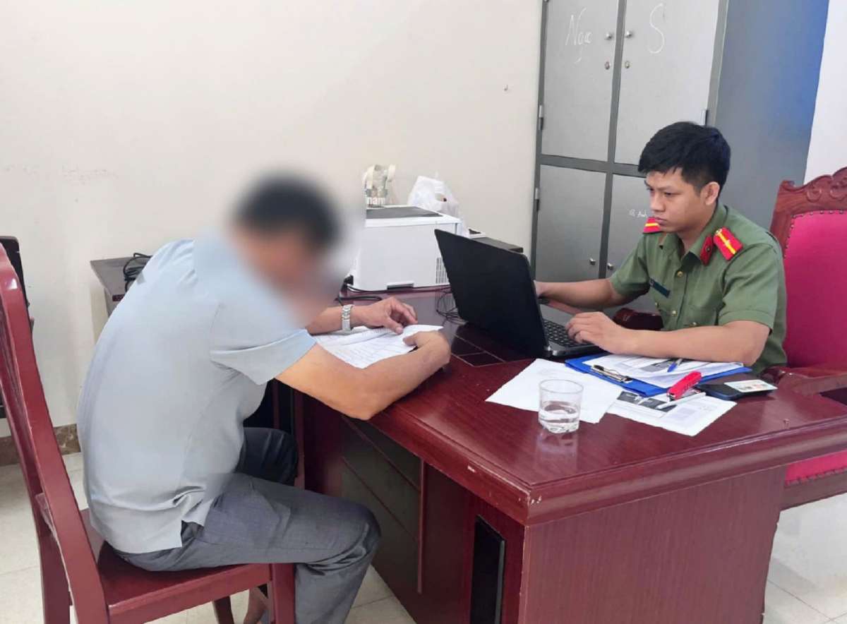 Cơ quan Công an làm việc với ông T. Ảnh: Công an tỉnh Ninh Bình

