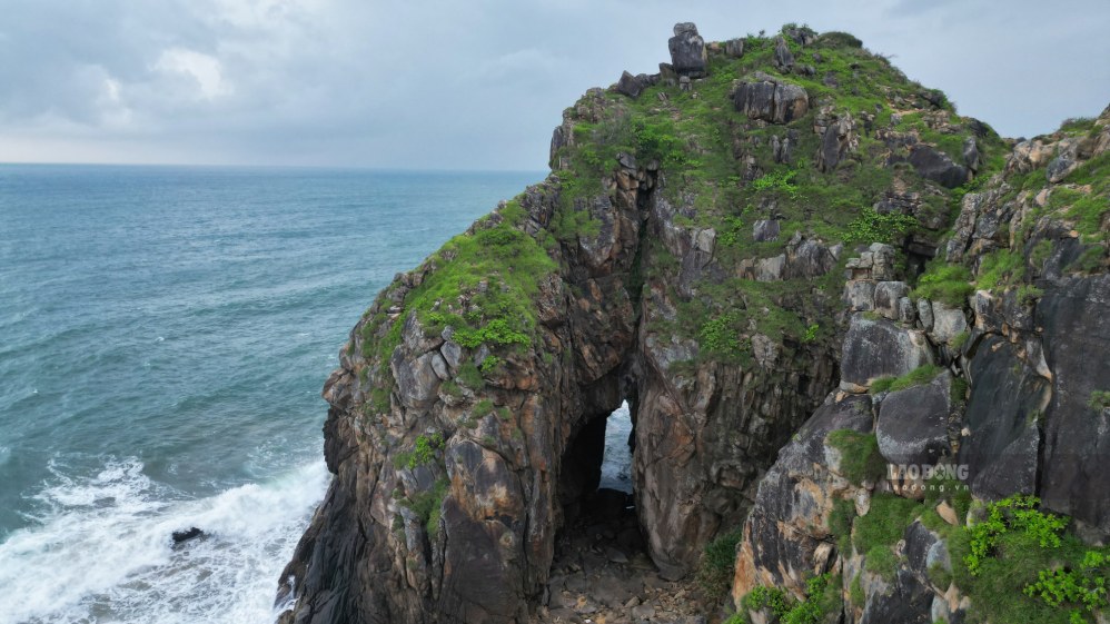 Close-up of En Cave in Sa Huynh ward, Quang Ngai province. Photo: Nguyen Anh Don