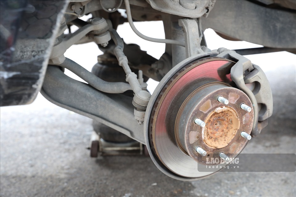 According to a car repair technician, the brown color appearing on the brake disc after washing the car is usually just a phenomenon of surface oxidation. Photo: Phuong Anh