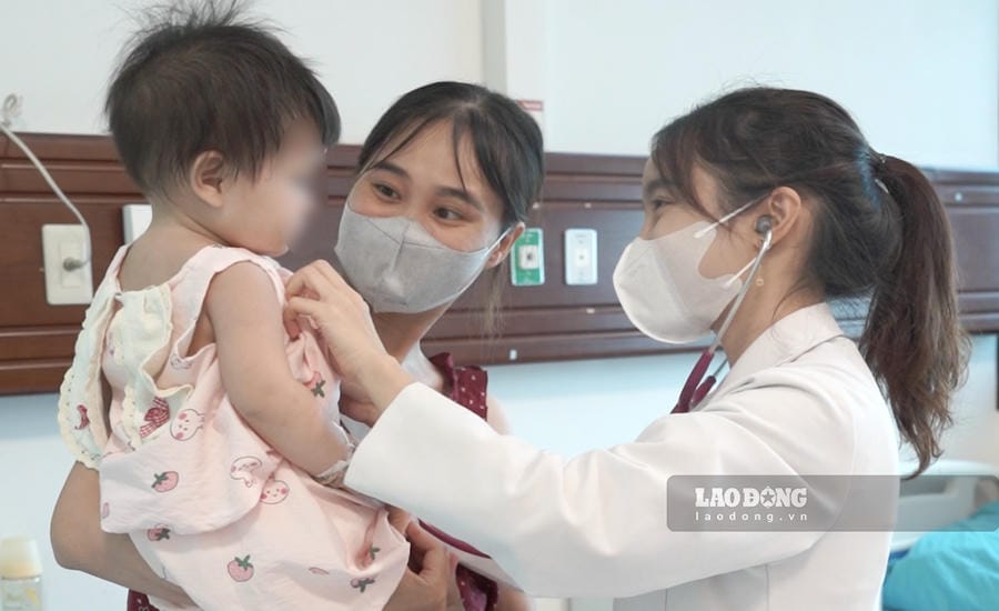 The Department of Tropical Diseases, Hanoi Children's Hospital receives many patients with COVID-19. Photo: Vu Linh