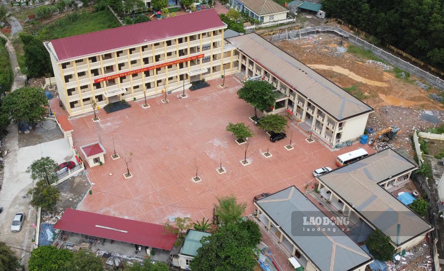 Solar panels will be installed on the roofs of the teaching area of Vu Oai Primary and Secondary School. Photo: Doan Hung