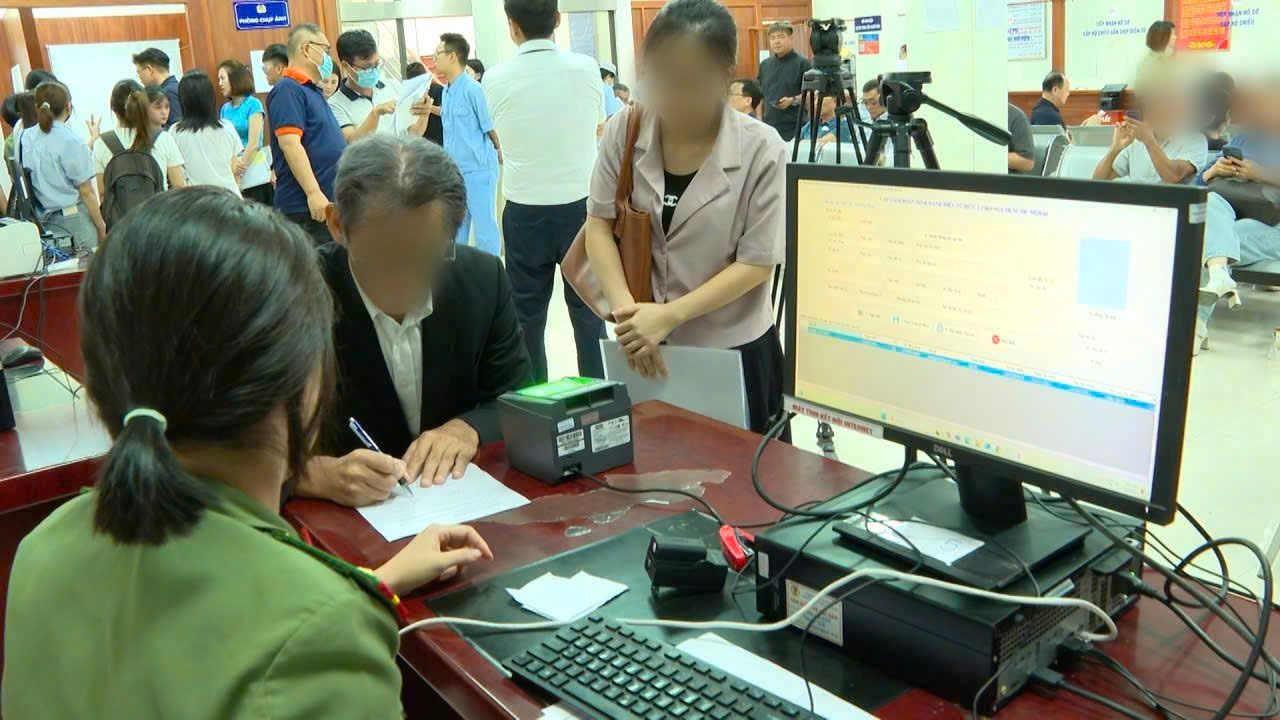 Extranjeros declaran información a las autoridades competentes. Foto: Policía de la ciudad de Hai Phong