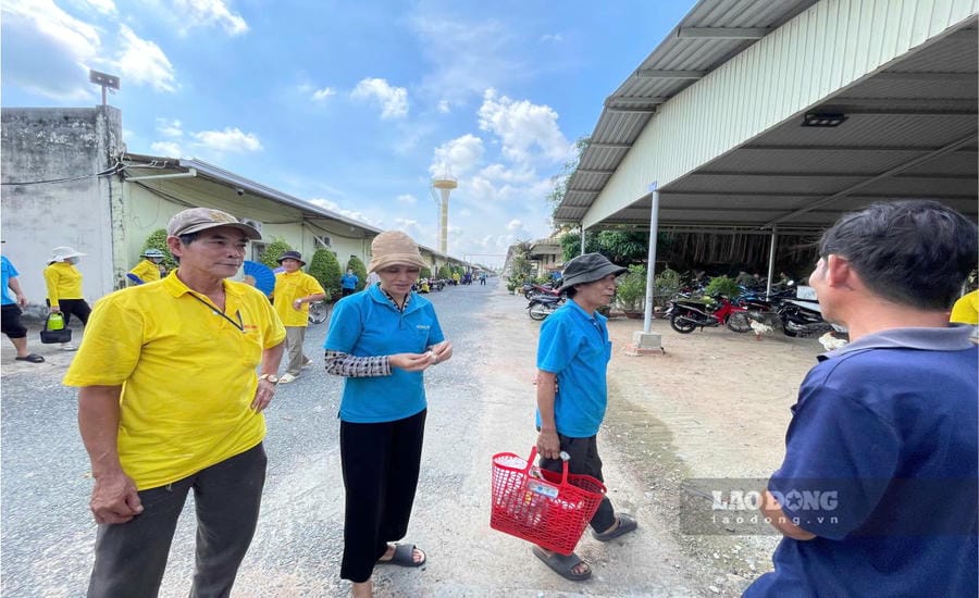 The Trade Union is continuing to support workers who are owed salaries and social insurance by Hoang Sinh Company. Photo: Dinh Trong