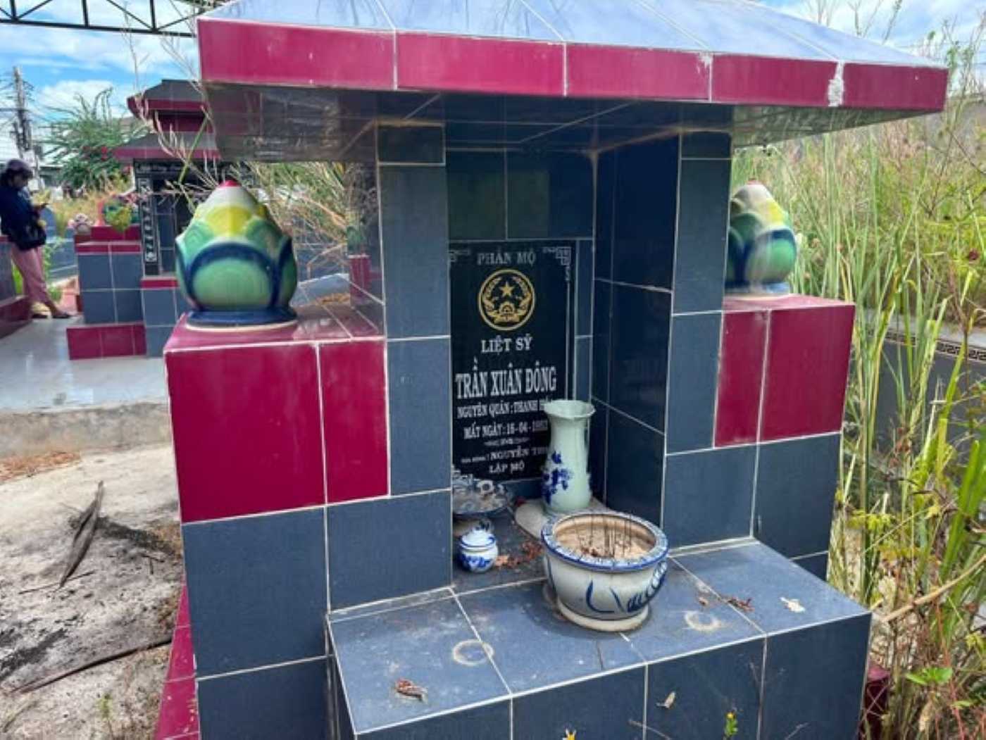 A family in Tay Nha Trang ward, Khanh Hoa province wishes to find relatives for a martyr from Thanh Hoa. Photo: Nguyen Ngoc Tuan