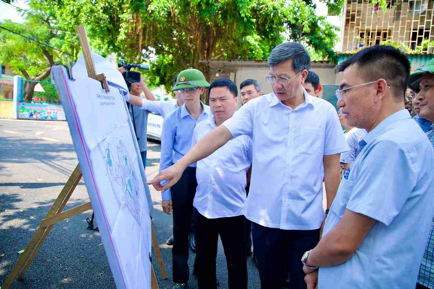Mr. Le Anh Quan inspects the progress of the Hanoi - Quang Ninh high-speed railway project through Nhi Chieu ward. Photo: Nhi Chieu Ward