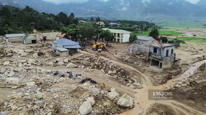 Announcing emergency situations of natural disasters at 4 locations in Lai Chau province. Photo: Dinh Dai