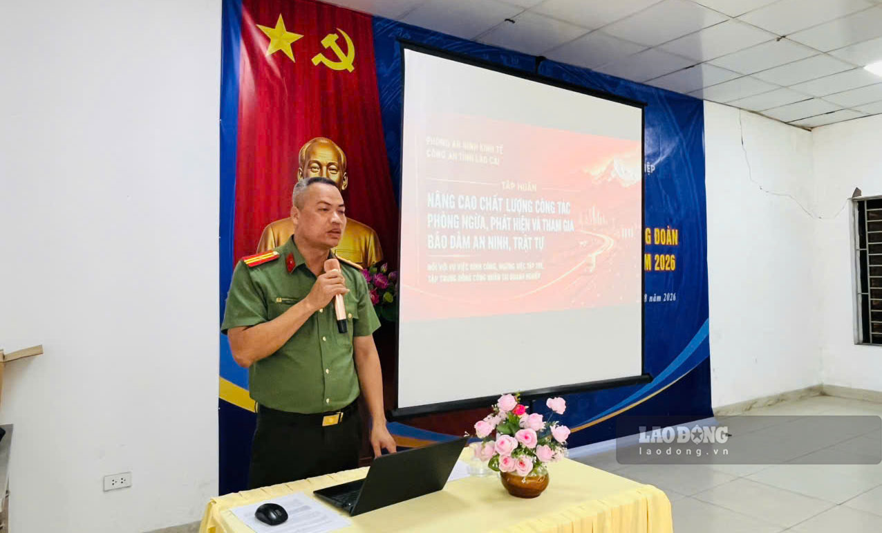 Cán bộ Công an tỉnh Lào Cai tuyên truyền, tập huấn nâng cao kỹ năng bảo đảm an ninh trật tự cho công nhân, người lao động. Ảnh: An Vi