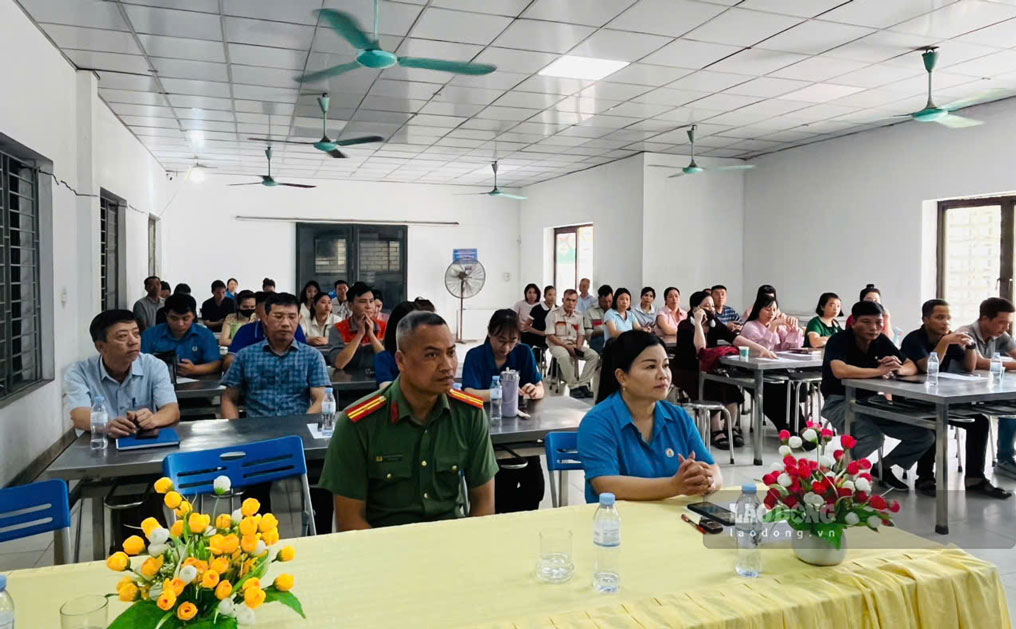 Union members and workers are guided on skills in handling situations and denouncing crimes. Photo: An Vi